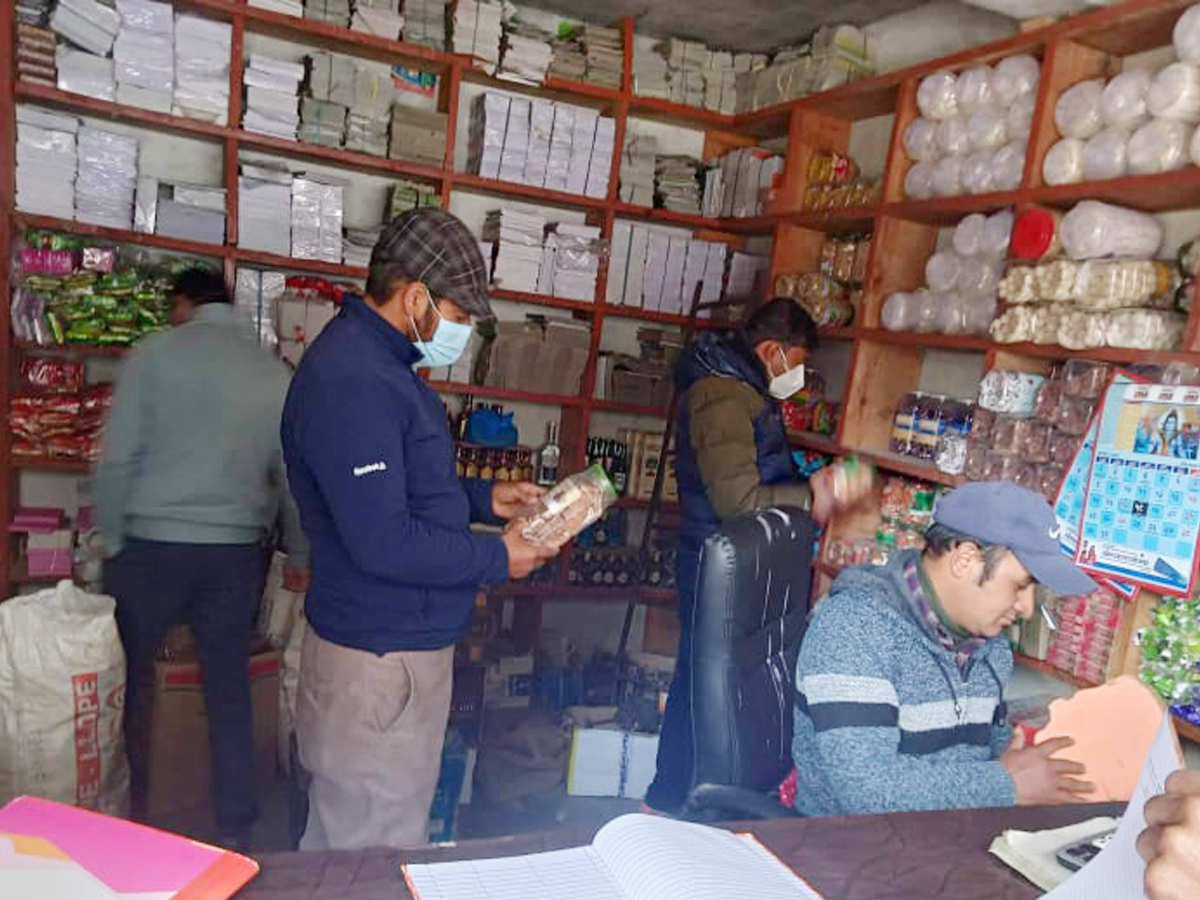 बैतडीमा बजार पिच्छे म्याद नाघेका सामग्री